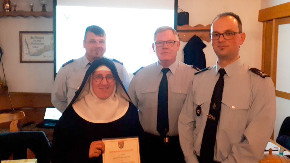 Schwester Andrea Stadermann wurde zur Oberfeuerwehrfrau befördert